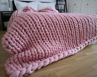 Wool Hugs Dusty Pink Chunky Knit Blanket. Pink throw blanket.