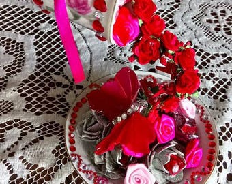 Cascades of roses for this money mug