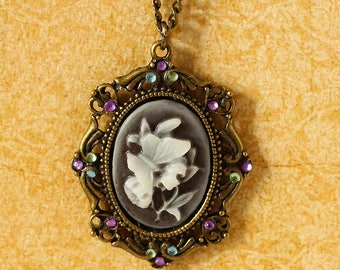 Superbe camée papillon sur sa fleur en résine