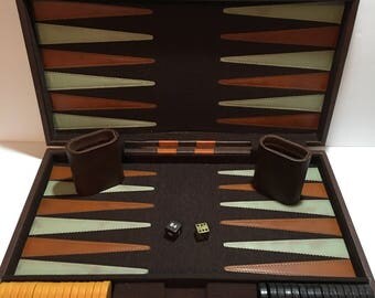 Vintage BACKGAMMON Set Brown Tan Beige Large Die Metal Die Brief Attache Case