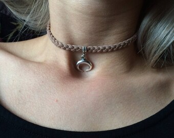 Faux suède gevlochten boho choker met DQ verzilverde hoorn bedel en sluiting. Vegan.