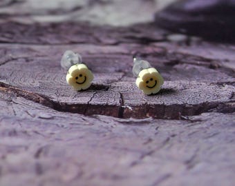 Flower stud earrings. jewel