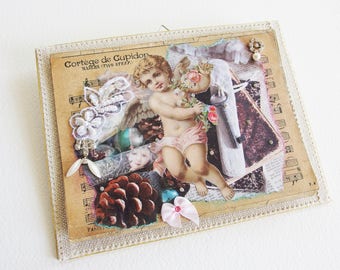 Petit Tableau Décoration Shabby - Cortège de Cupidon - Dentelle, collage, strass, perles, sur partition de musique ancienne