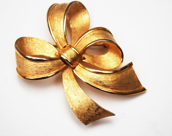 Crown Trifari Bow Brooch - Gold brush - Ribbon Swirl - Mid century Pin