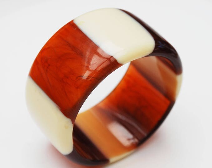 stripped Lucite bangle - Root beer Brown- Cream white - Vintage plastic bracelet