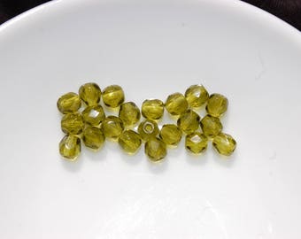 1 lot of 10 faceted 4mm powder green pearls