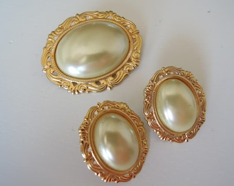 Demi parure anni '70 bigiotteria vintage americana spilla e orecchini in resina panna.