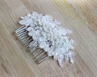 Ivory haircomb Bridal lace flower haircomb Romantic hairpiece Wedding hair accessory Rhinestone bride comb