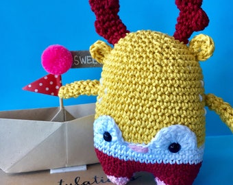 Deer Heinz in amigurumi snowman shaped children's reindeer, miniature and collectible for adults. Handmade plush.
