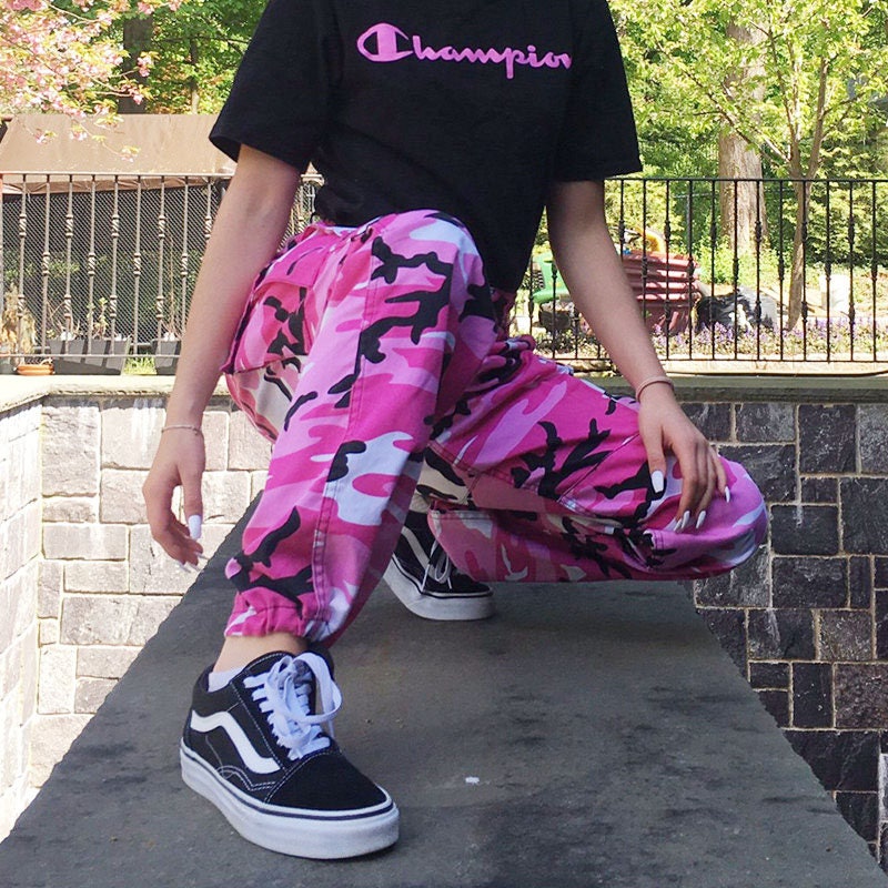 pink camo pants outfit