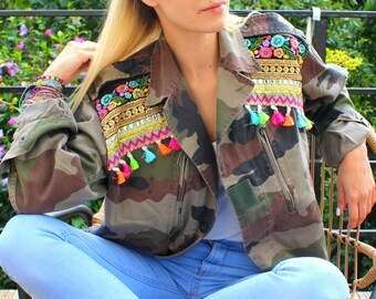 veste kaki militaire vintage camouflage broderies ethnique, pompons multicolore