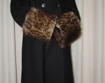 Élégante paire de manchettes (cuffs) en fourrure de rat musqué teint léopard/Nice pair muskrat fur cuffs dyed leopard style 17"1/2 X 6"