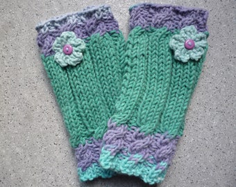 Mitaines en laine tricotées à la main agrémentaine d'une petite fleur au crochet.