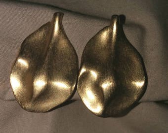 Vintage 1970's Kenneth Lane Gold Tone Leaf clip on earrings.