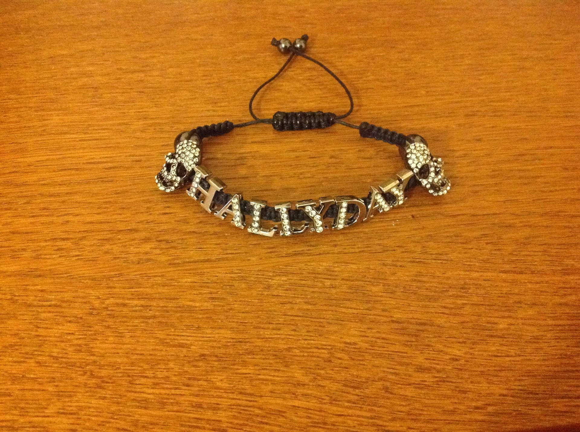 Description. Vous avez ici un Joli Bracelet shamballa tete de mort avec nom Johnny