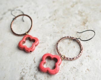 Izmit - Red Howlite Brass Hoop Earrings