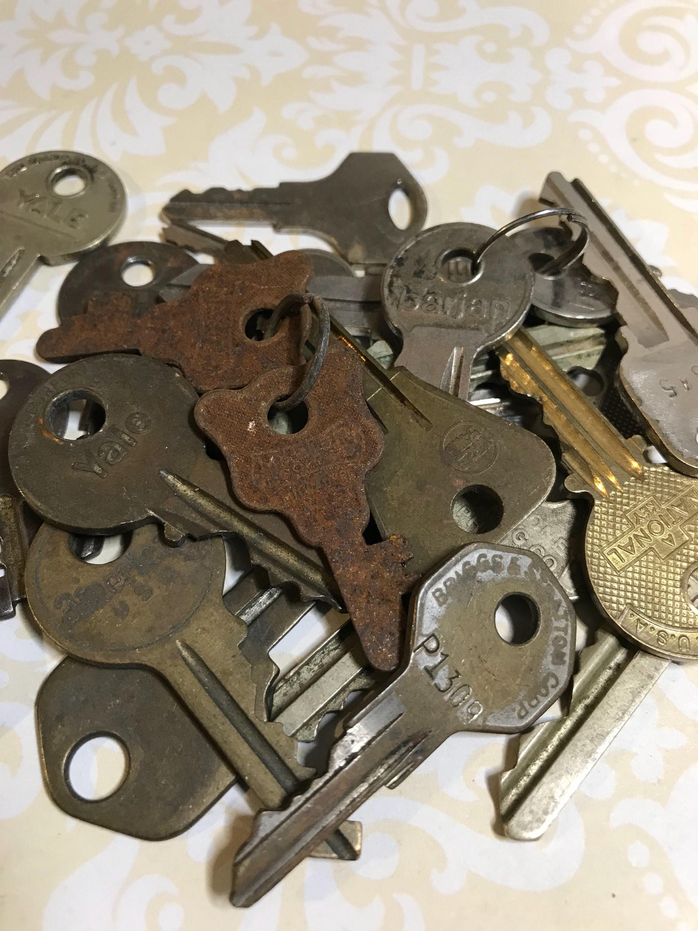 KEY Lot (24) Car KeysHouse KeysMixed Media Altered Art Supply Old