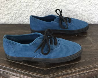 1990s 1980s Vintage Blue and Black Pinstriped Canvas Sneakers / 90s 80s Lace-Up Cobalt Blue Striped Cotton Tennis Shoes / Size 7 US Women's