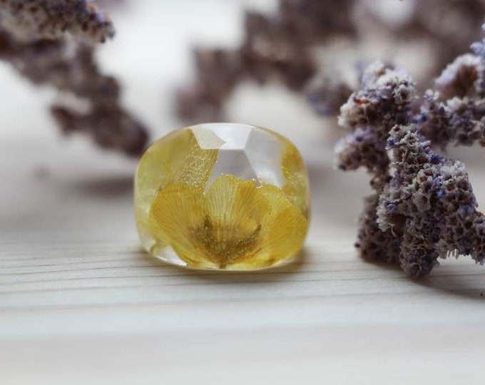 Resin Ring with yellow flowers, Massive Faceted Resin ring, Geometric ring, Clear Transparent Ring, Terrarium Botanical Flower Ring, For Her