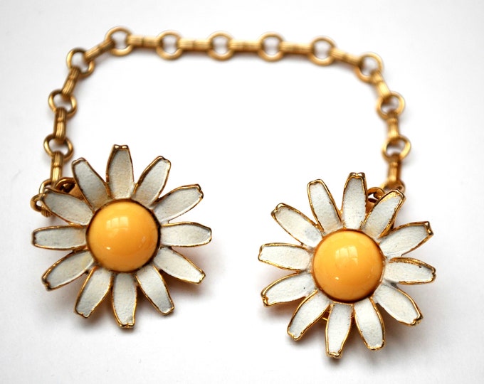 Daisy Flower Sweater clip - Enamel flower - Daisy - Sweater Guard - gold chain