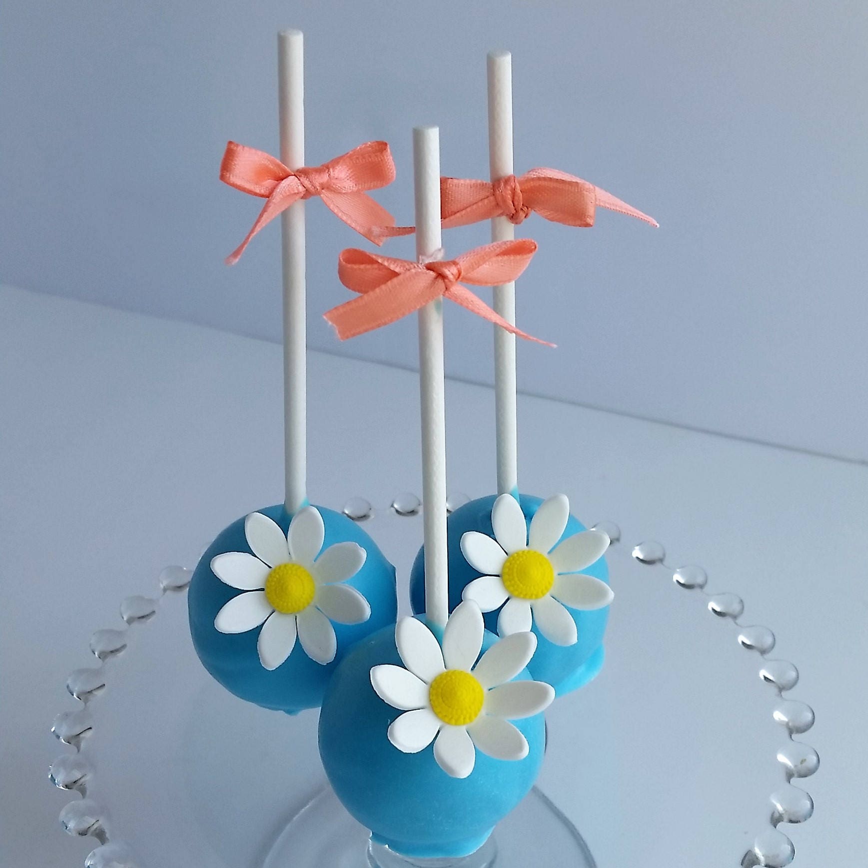 12 Edible Daisies perfect for cakes cupcakes and cake pops