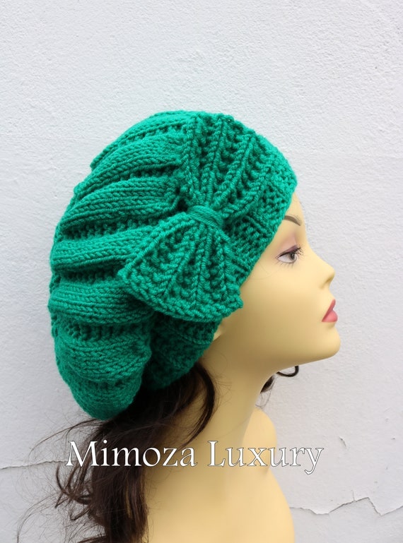 Emerald Green Woman Hand Knitted Hat with Bow, Emerald Beret hat with bow, knit hat, slouchy knit women's hat with bow, winter hat, green