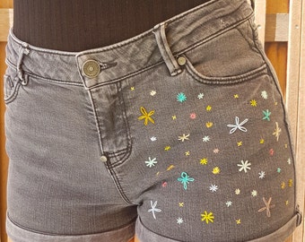 Denim shorts with flower embroidery, size 28, burduurwerk, denim, flowers