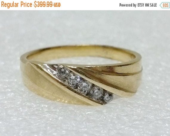 20% OFF Men's 10K Yellow Gold Wave Inspired 5-Diamond Diagonal Row Wedding Ring Band Size 11.75