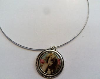 crew neck vintage cabochon
