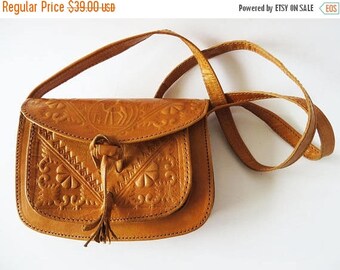 CIJ SALE Vintage 70s Tooled Leather Saddle Bag Caramel Brown Bag Small Shoulder Bag Thick Leather Bag Genuine Leather Crossbody Purse Festiv