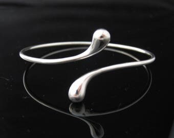 Sleek Authentic Tiffany & Co. Sterling Silver Vintage Teardrop Bracelet