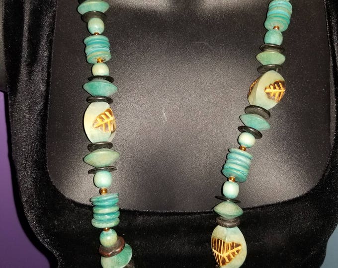 30 in turquoise green colored wooded necklace