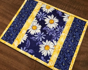 Quilted mug rug, daisy mug mat, snack mat, candle mat, trivet, Quiltsy handmade, Item #239