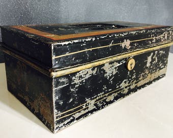Coffre vintage en métal avec trois petits compartiments
