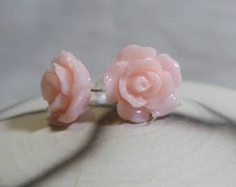 Resin flower pale pink retro romantic small Stud Earrings