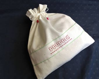 Embroidered bag for pluchies: pretty and essential