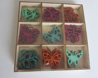 Box of 36 wooden figures