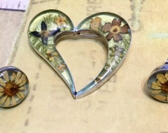Vintage Sterling Silver Heart Shaped Brooch and Button Style Earrings with Dried Flowers in Lucite