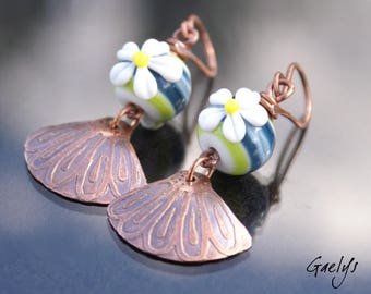 Marguerite - boucles d'oreille lampwork fleurie - verre et cuivre - Style Bohême - gravure à l'eau forte - bo gaelys