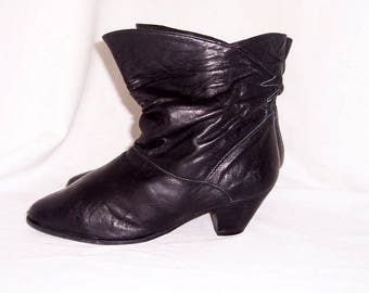 Sz 8.5B Vintage short black leather 1990s women flare out slouch ankle boots.