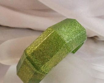 SALE Vintage Green Glitter Lucite Bracelet. Wide. Abstract Octagon Green Glitter Lucite Bangle.