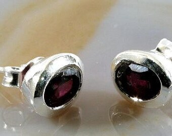 Ear studs , 925 sterling silver with beautiful garnet - 3855
