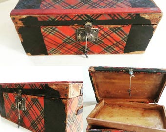 Victorian Doll trunk with Key!
