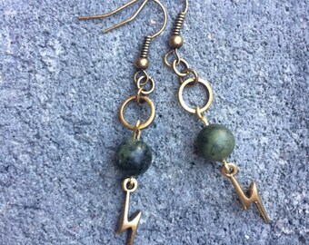 Lange oorbellen DQ met natuursteenkraal, 8mm en antiek bronzen gesloten ringetjes en lightning bedels. Nikkelvrij.