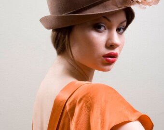 Vintage Style 20s Cloche Beige Brown Bowler Hat Silk Flower Flapper Gatsby