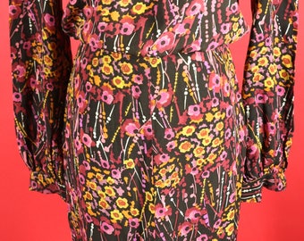 Beautiful floral print 1940's dress with metal zipper