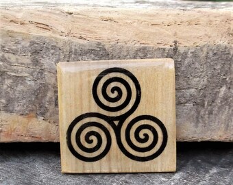 Magnet in Ash wood,magnet in wood,wood magnet,Triskel,triskell, triskèle,Brittany,Bretagne,Aimant en bois,magnet en bois frêne et résine