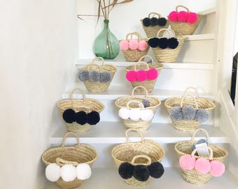Wicker basket with its 3 tassels