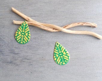 enamelled sequins drops 2 golden yellow and grass green (one side pattern and a solid)