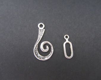 Toggle clasp in the shape of spiral silver color